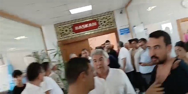 Mecliste tartışma başladı, başkanın makam odasında yumruklar konuştu