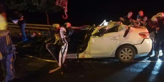 Şanlıurfa'da otomobil tıra arkadan çarptı: 2 ölü