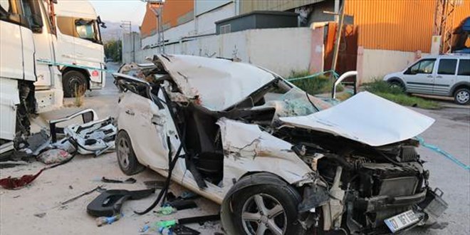 Hatay'da park halindeki tıra çarpan otomobildeki 2 kişi hayatını kaybetti