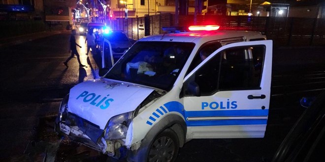 Polis aracı ile otomobil çarpıştı: 1'i polis 2 yaralı