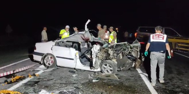 Otomobil traktöre çarptı: 1 ölü, 3 yaralı