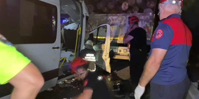 Anadolu Otoyolu'nda tıra çarpan minibüsteki 20 kişi yaralandı 1 kişi öldü