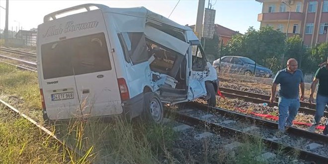 Sakarya'da yük treni hemzemin geçitte minibüse çarptı