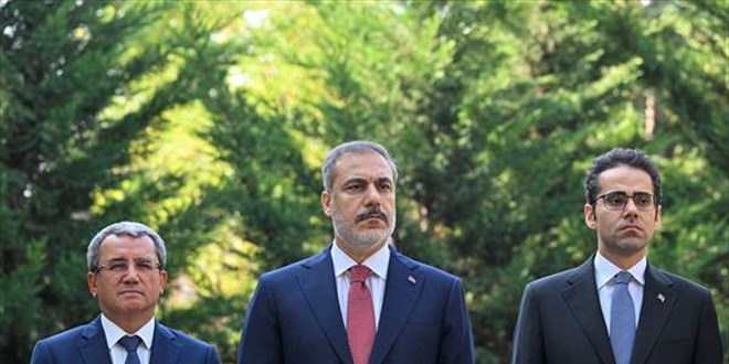 Bakan Fidan, 14. Büyükelçiler Konferansı'na katılan büyükelçilerle Anıtkabir'i ziyaret etti