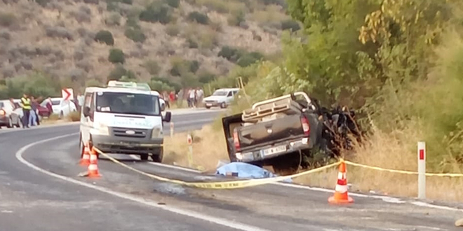 Manisa'da üzerine kaya düşen pikapta 1 kişi öldü, 3 kişi yaralandı