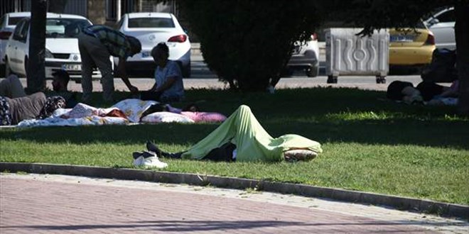 Malatya'da deprem nedeniyle bazı vatandaşlar parklarda sabahladı
