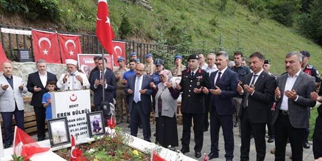 Eren Bülbül şehadetinin 6'ncı yılında mezarı başında anıldı