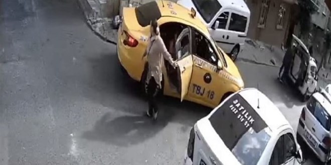 Telefonun düştüğünü gördü, taksiyi durdurup çaldı