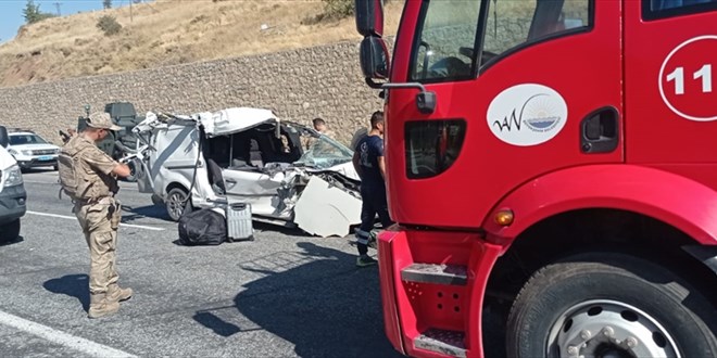 Van'da kamyonetin kamyona çarpması sonucu 3 kişi öldü, 3 kişi yaralandı