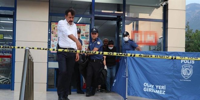 Zincir markette dehşet! Karısını silahla yaralayıp intihar etti