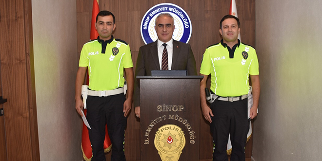 Yaşlı adamı mahsur kaldığı kayalıktan sırtına alarak kurtaran polislere teşekkür belgesi
