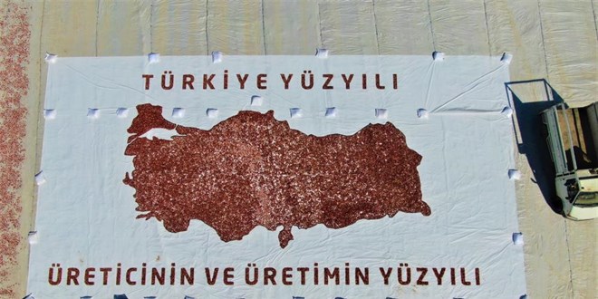 Kurutmalk domateslerle Trkiye haritas oluturulup 'Trkiye Yzyl' yazld