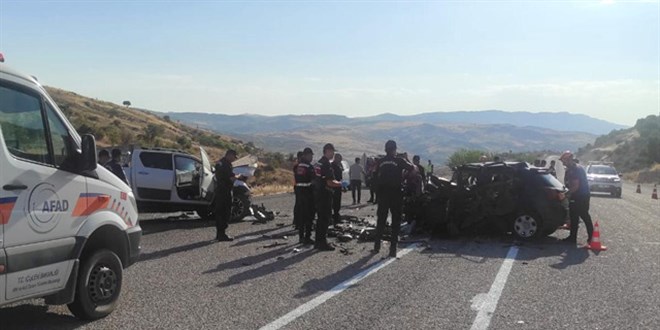 Kafa kafaya feci kaza: Biri bebek 4 ölü, 3 yaralı