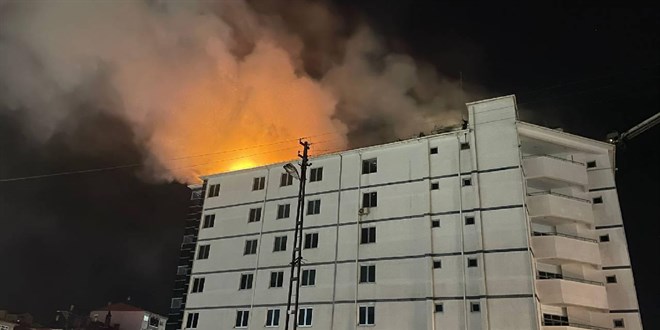 Sivas'ta SGK İl Müdürlüğü binasının çatısında çıkan yangın