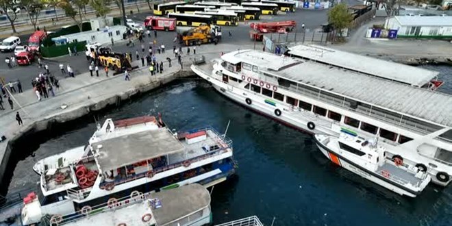 Eminönü'nde denize düşen İETT otobüsü çıkarıldı