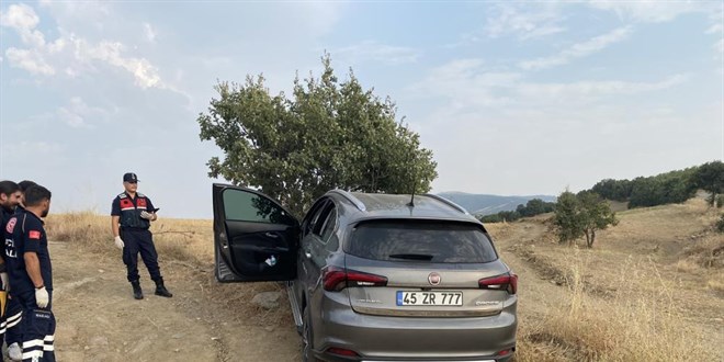 Ağaca çarpan otomobilde bilekleri ve boynu kesilmiş ceset bulundu