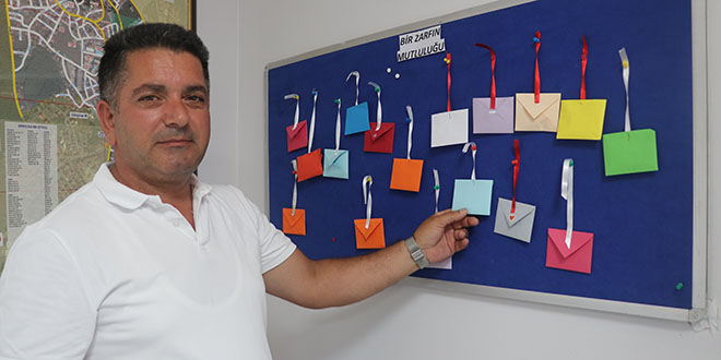 Muhtar 'Bir Zarfın Mutluluğu' projesiyle 600 kişinin yüzünü güldürdü