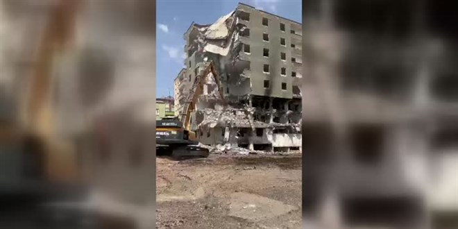 Depremde ağır hasar gören 8 katlı bina yıkım esnasında çöktü