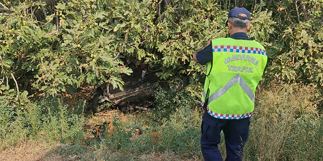 İzmir'de şarampole yuvarlanan otomobildeki 2 kişi öldü