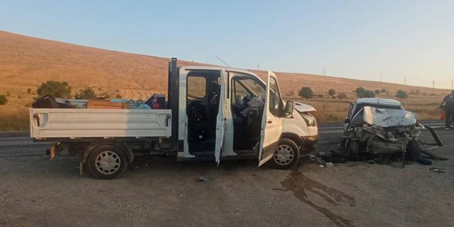Afyonkarahisar'da kamyonet ile otomobil çarpıştı, 2 kişi öldü