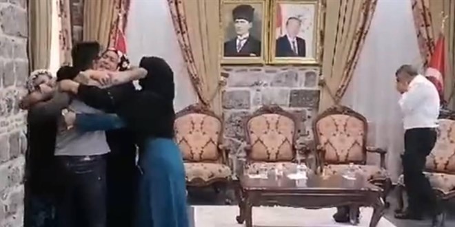 Evlat nöbetindeki 2 aile daha çocuğuna kavuştu