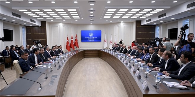Memur ve emekliye hakem yolu göründü