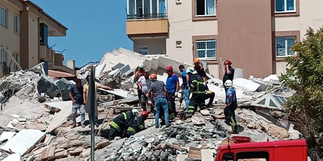 Enkaz altında kalan kepçe operatöründen acı haber