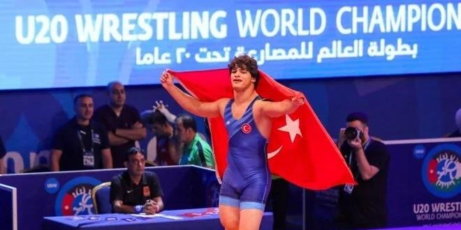 Milli güreşçi Alperen Berber, dünya şampiyonu