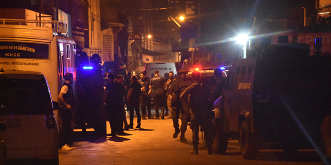 Kavgaya müdahale eden polis memuru bıçakla yaralandı