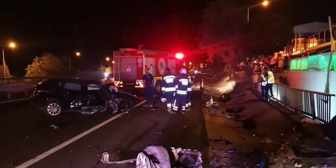 Otomobil beton bloğa çarptı: Anne öldü, bebeği ağır yaralı