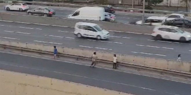 Otoyolda araçların önünü kesen çocukların ailelerine işlem başlatıldı