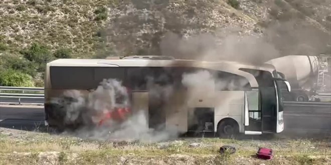 Erzurum'da yolcu otobüsünde çıkan yangın söndürüldü