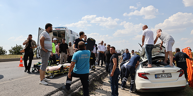 Polis memurunun kullandığı otomobil traktöre çarptı: 1 polis öldü