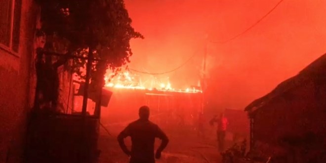 Çanakkale'de yangın evlere ulaştı, evler alev alev yanıyor