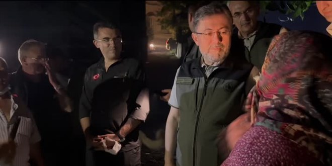 Bakan Yumaklı, Çanakkale'deki orman yangınından etkilenen köylerde inceleme yaptı