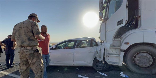Tırın çarptığı otomobil metrelerce sürüklendi: 1 ölü, 2 yaralı