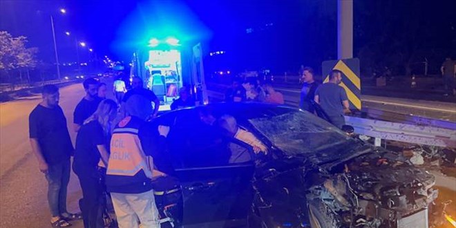 Bariyerlere çarpan otomobildeki Dilovası Belediye Başkan Yardımcısı Yaşar yaralandı