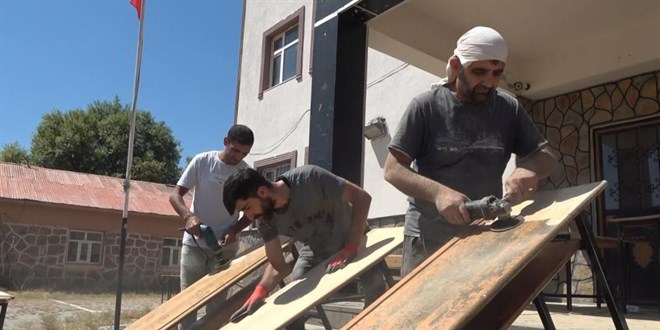 Tatile gitmeyen öğretmenler okul sıralarını yeniledi
