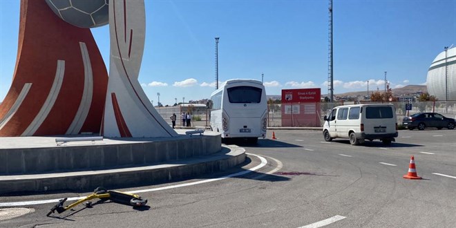 Minibüsün çarptığı 17 yaşındaki scooter'lu çocuk öldü