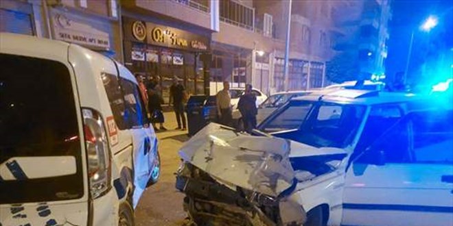 orum'da otomobil park halindeki polis aracna arpt, 1'i polis 3 kii yaraland
