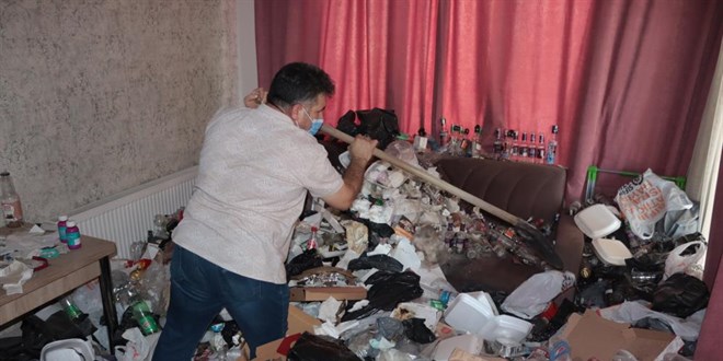 Kiracının terk ettiği evden kilolarca çöp çıktı