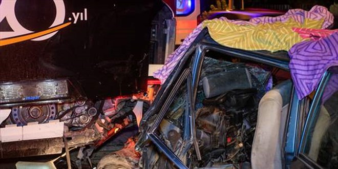 Uak'ta kaza yaptktan sonra duran yolcu otobsne arpan otomobilin srcs ld