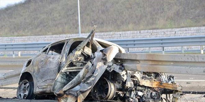 Kocaeli'de bariyere saplanan otomobildeki 2 kişi öldü, 1 kişi yaralandı