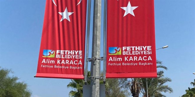 Türk bayrağında belediye logosu ve başkanın adına inceleme başlatıldı