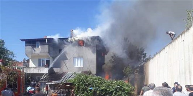 Kastamonu'da çıkan yangında 3 katlı binada hasar oluştu