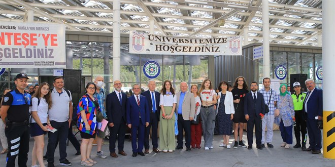 Muğla'da üniversite öğrencileri karanfille karşılandı