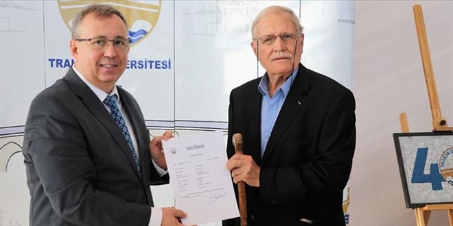 Arkeoloji bölümünü kazanan 'filozof hurdacı'nın kaydını Rektör Tabakoğlu yaptı