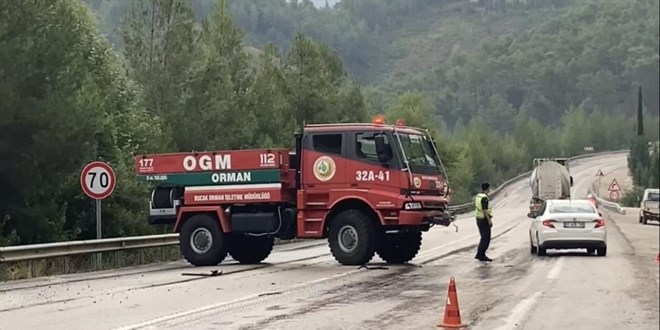 Orman yangnna giden arazz ile 2 otomobil arpt: 1 l, 6 yaral