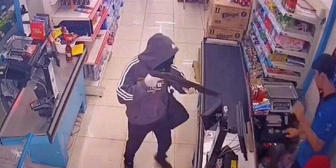 Spermarket soygununda vurulan pheli de tutukland