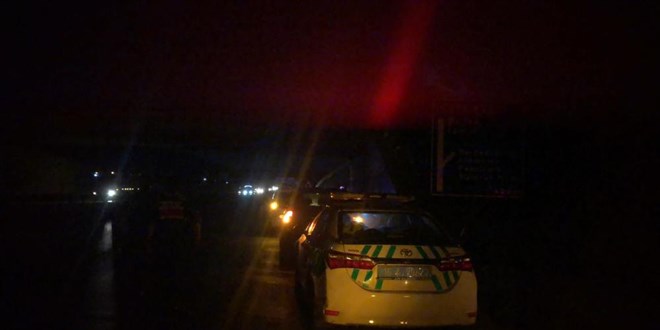 Kazaya mdahale eden polislere ara arpt: 2 yaral